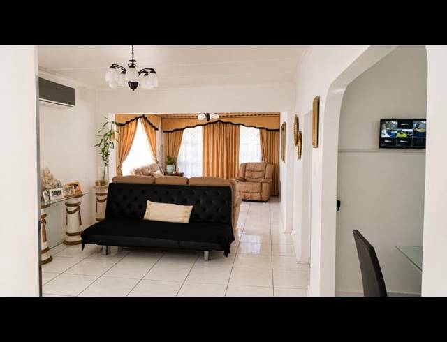 5 BEDROOM HOUSE FOR SALE IN CLARE HILLS